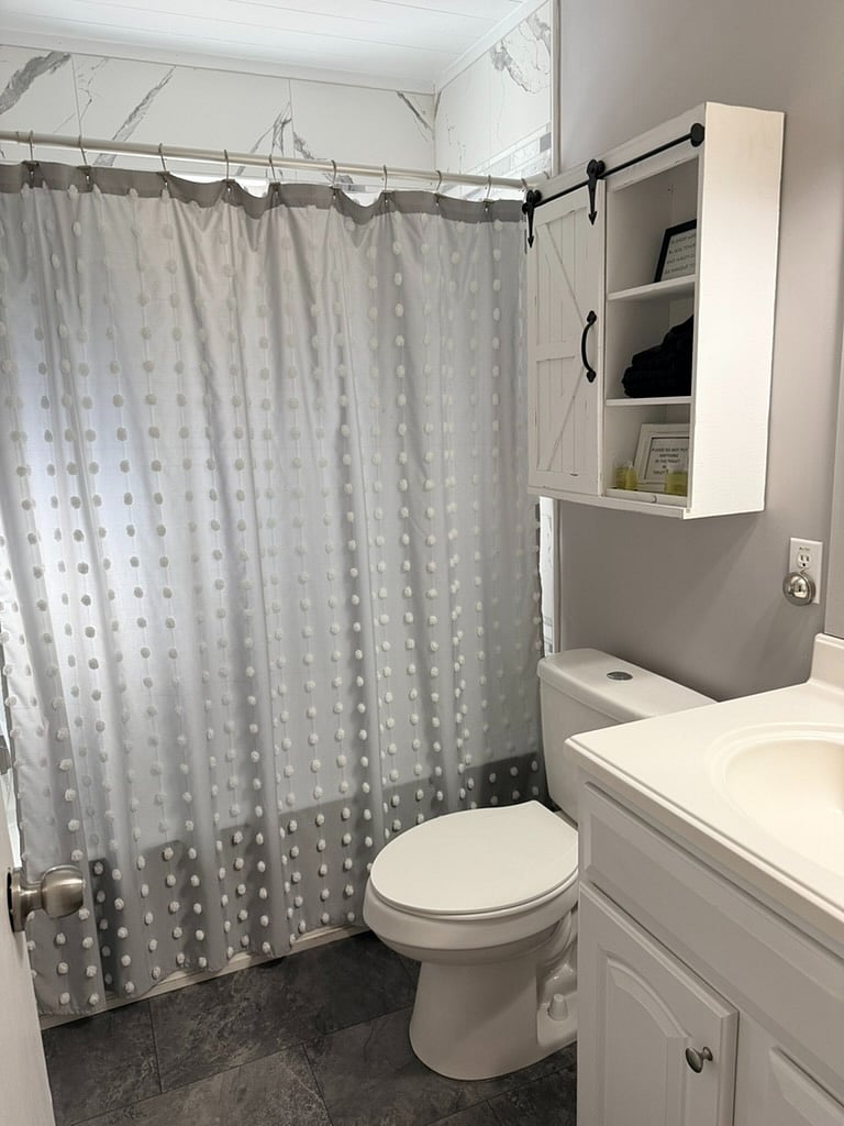Main Bathroom w/Tub & Shower