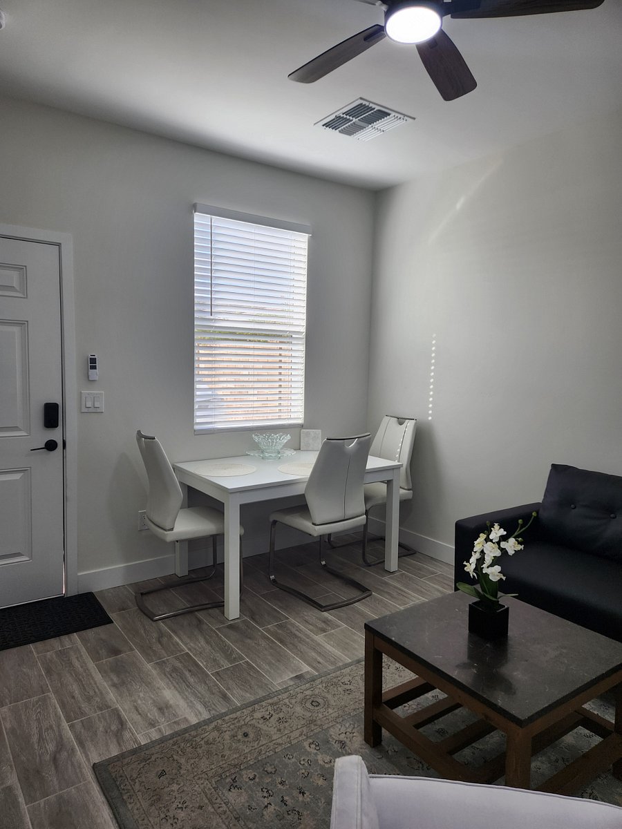 Table with comfortable chairs - Can double as a desk!