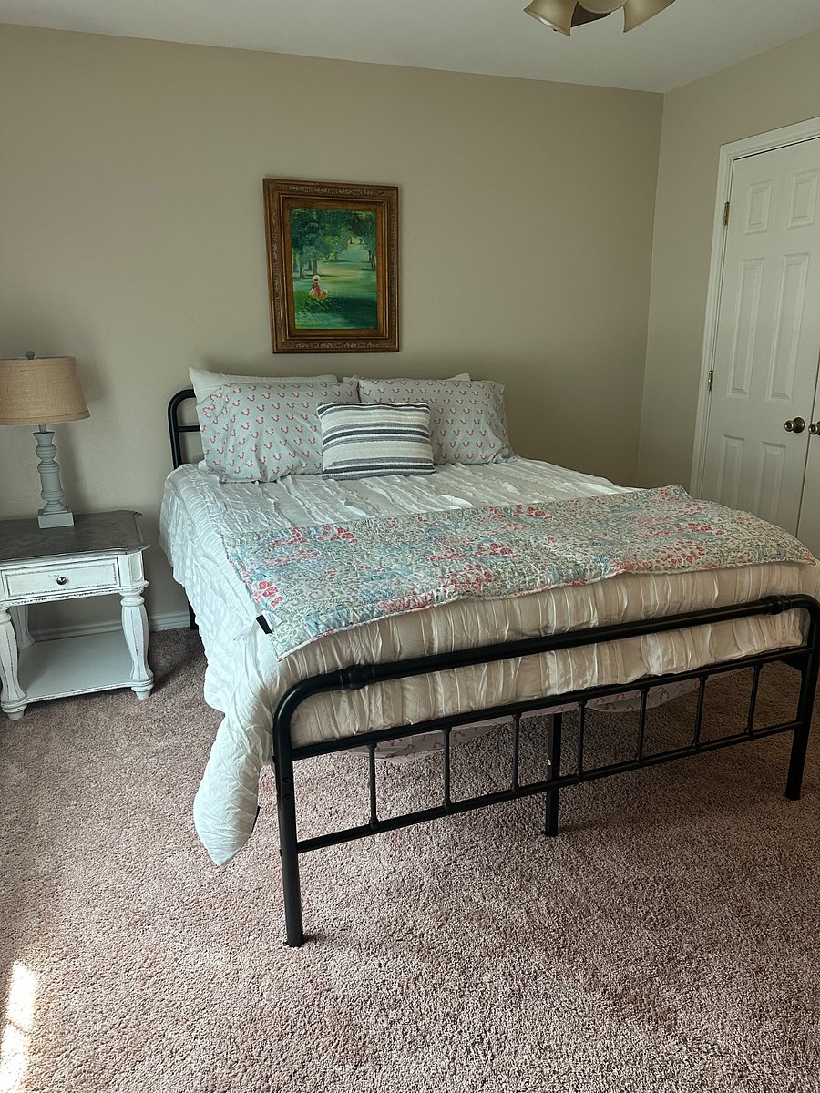 2nd Bedroom
Queen bed