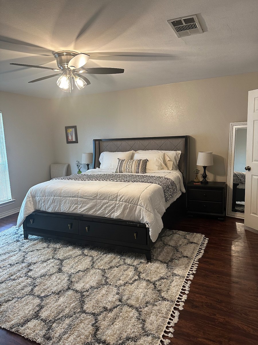 Master bedroom
King size bed