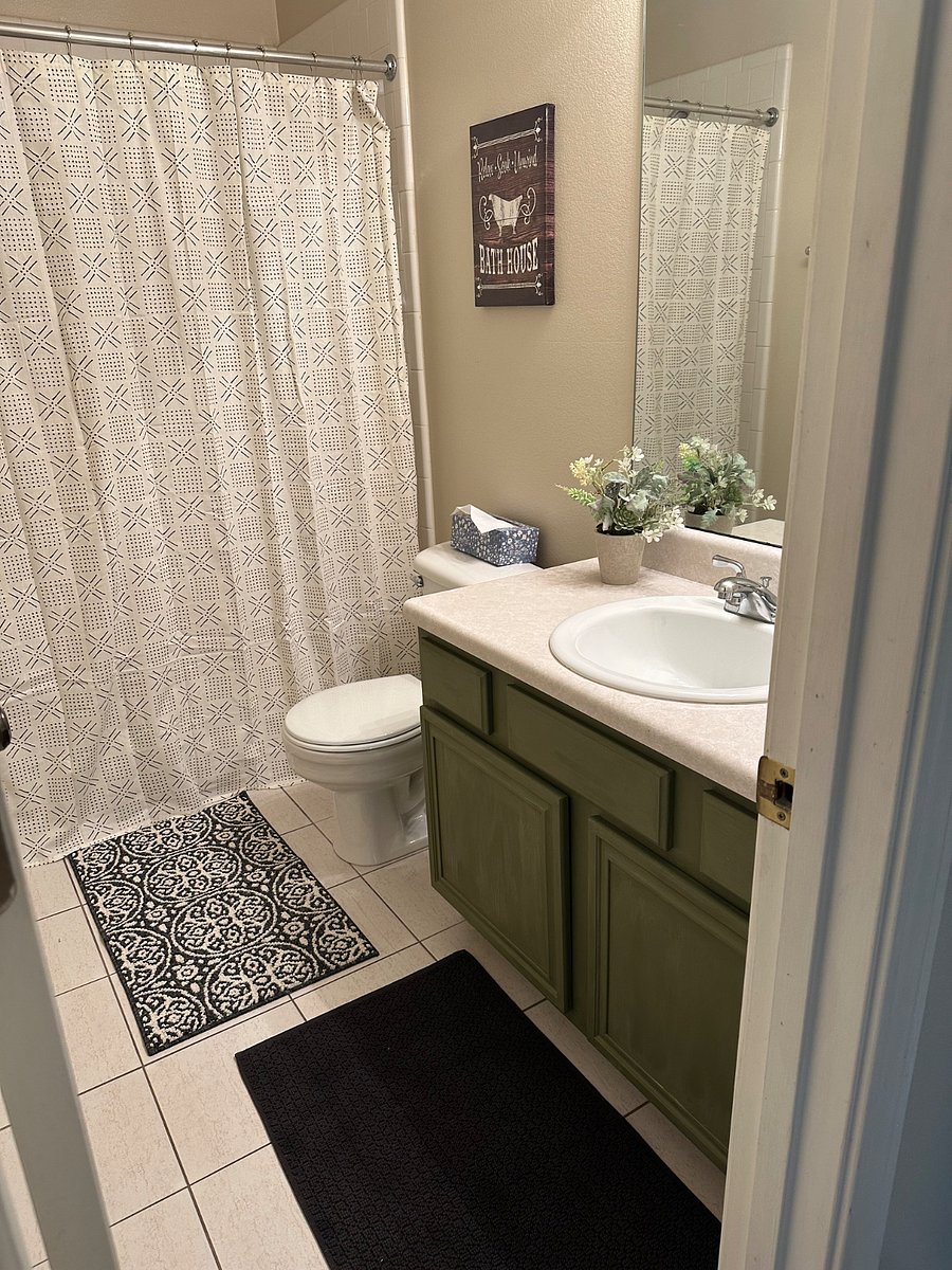 2nd Bathroom
Upstairs