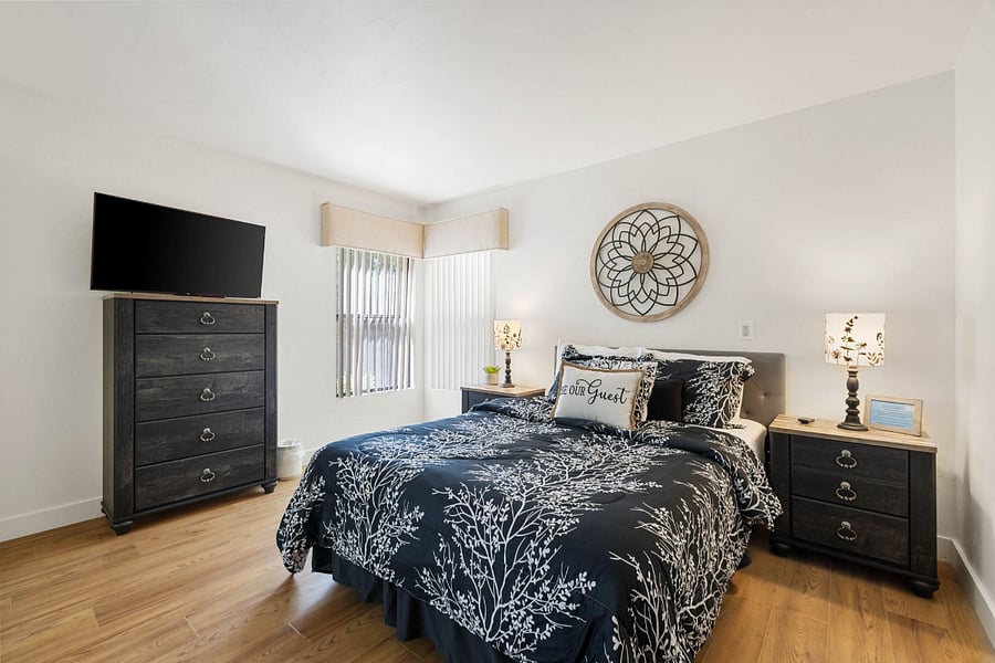 Bedroom 2:
Cozy queen bedroom on the ground level for added privacy, featuring a smart TV and peaceful backyard views