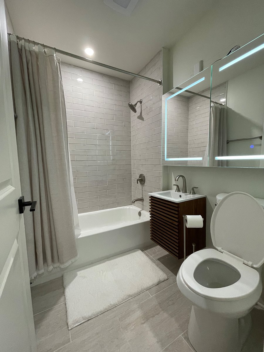 Full Hall Bathroom 