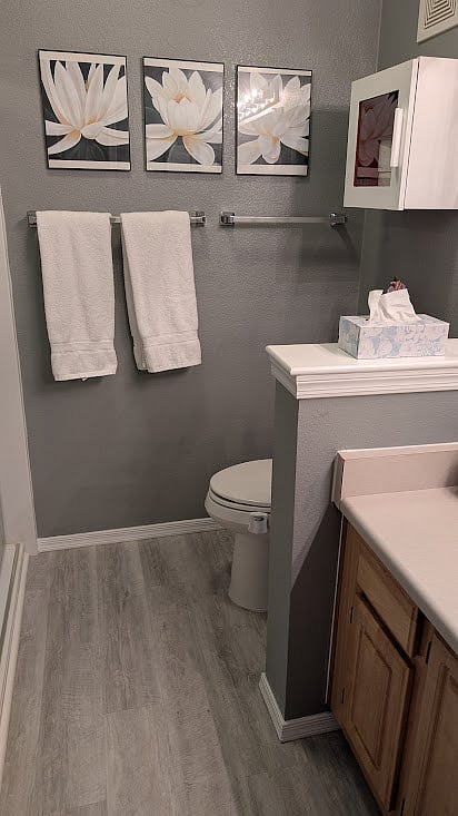 Remolded shower, with sit 
