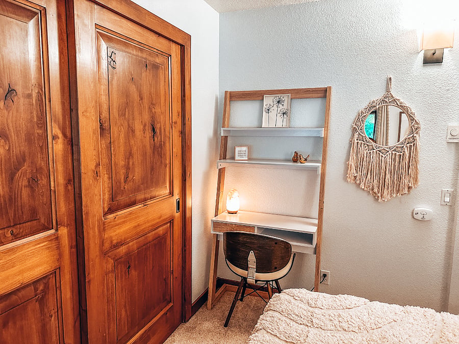 Ample shleving and room to spare for a laptop in the "sun" room.
