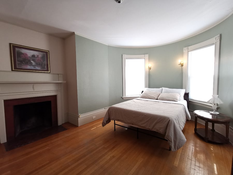 Bed room with queen bed