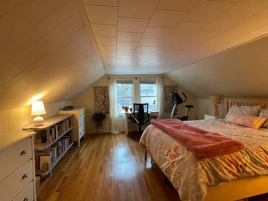 Master bedroom measures 14" x 19"