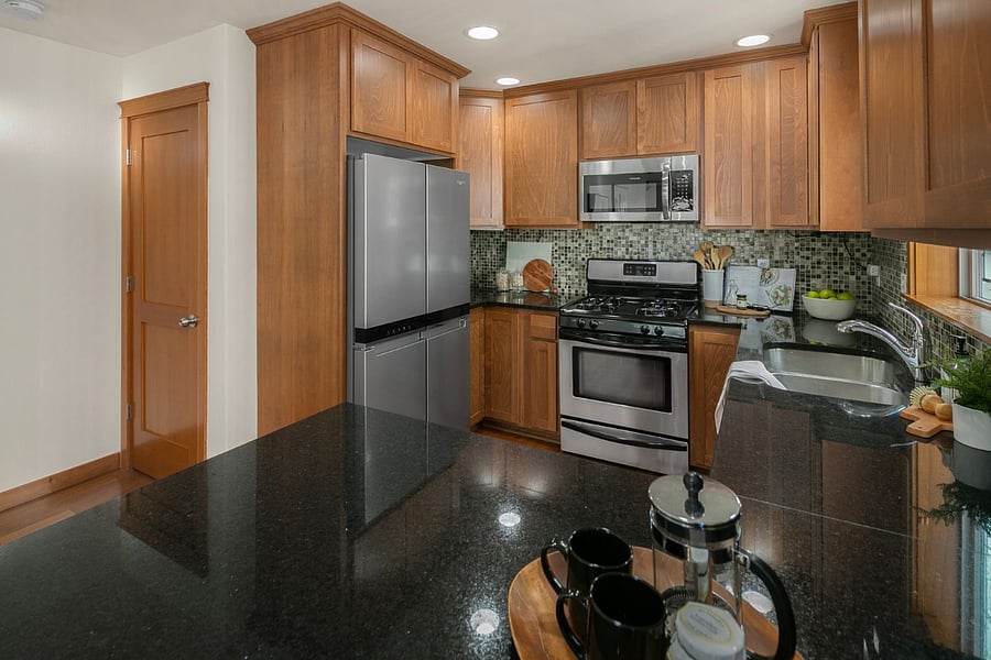 Full (shared) kitchen with gas stove, fridge/freezer, dishwasher