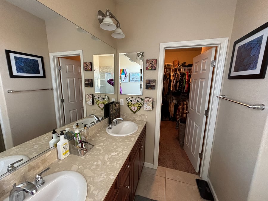 Main bathroom with walk-in closet