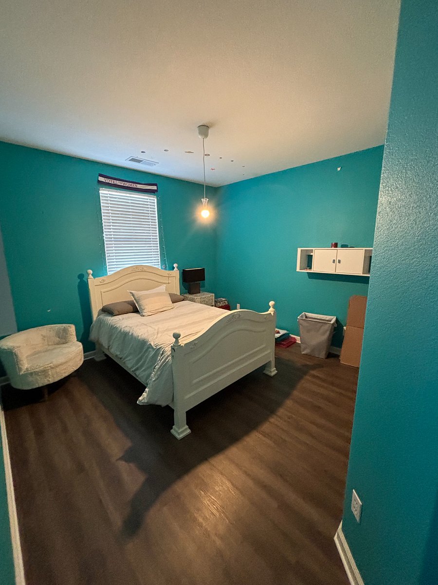 Room 2 - queen size bed