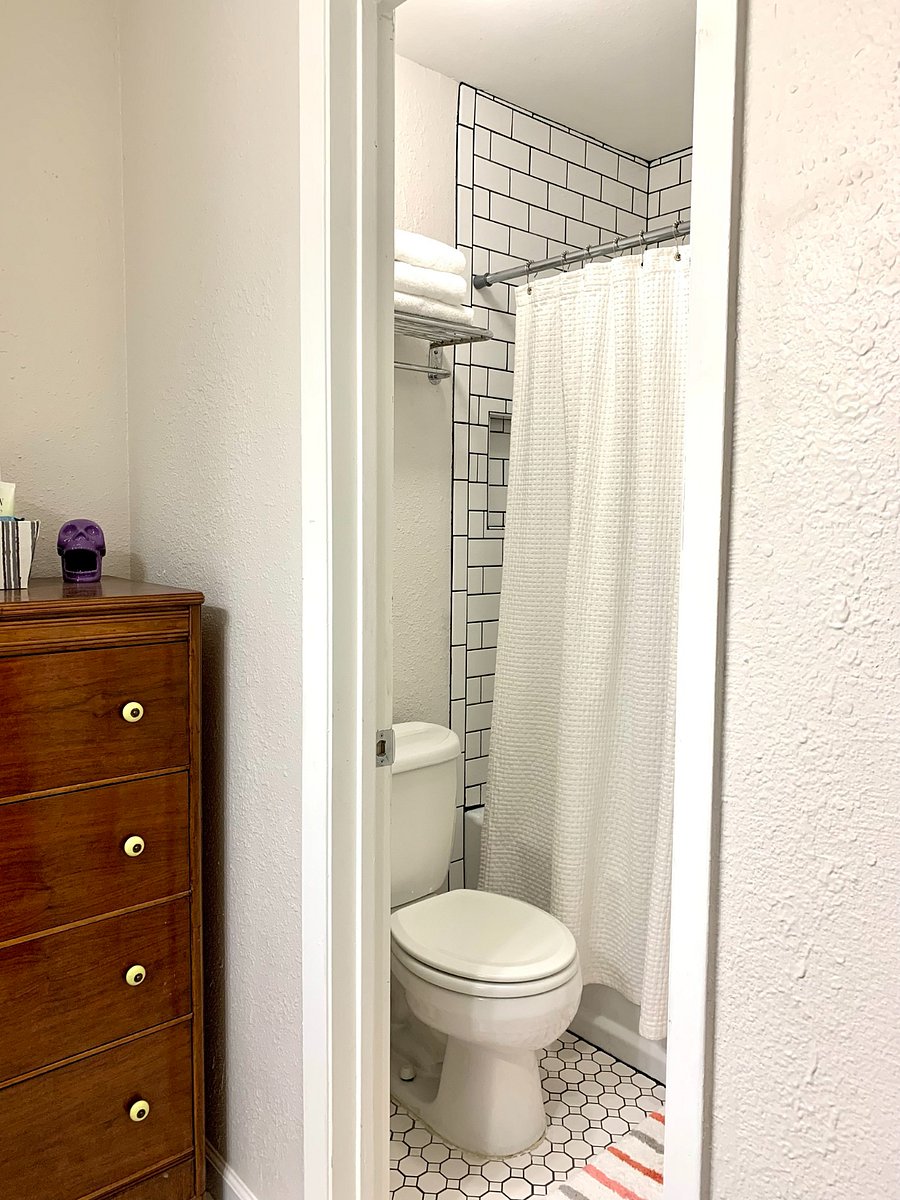 En suite bathroom - Enjoy daily rituals with fresh towels and bath amenities.