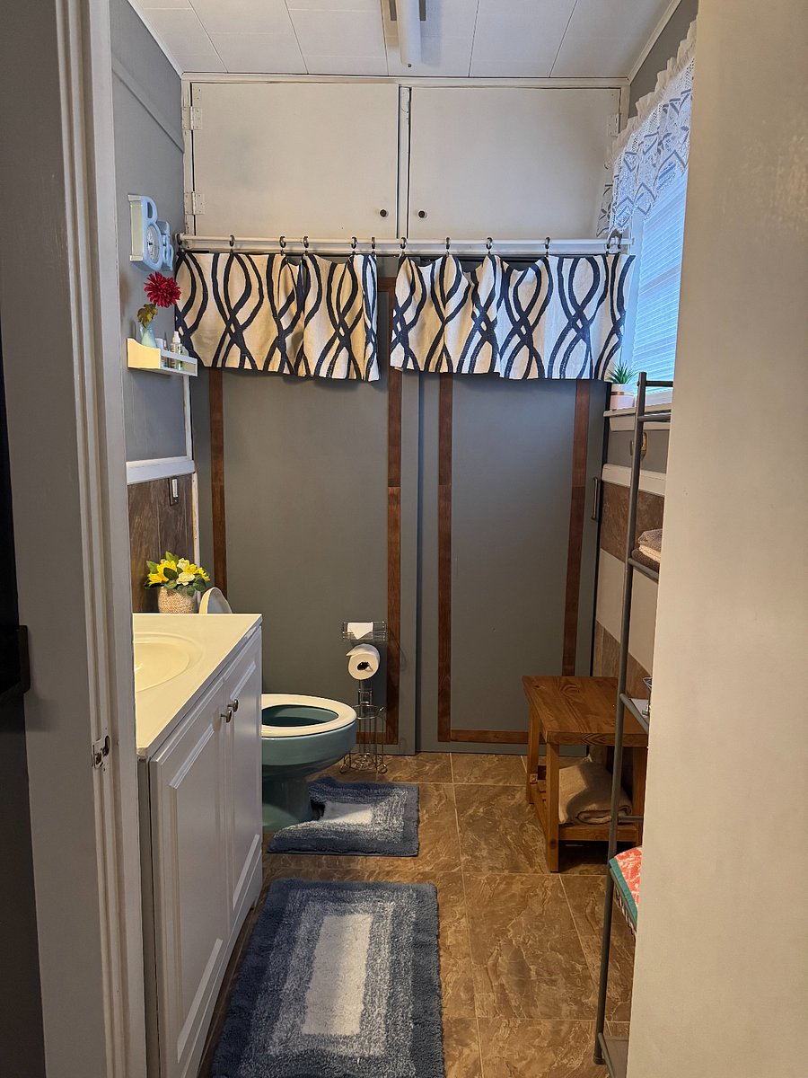 Master bedroom half bathroom