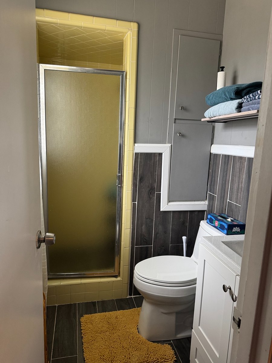 Full bathroom in bedroom 4