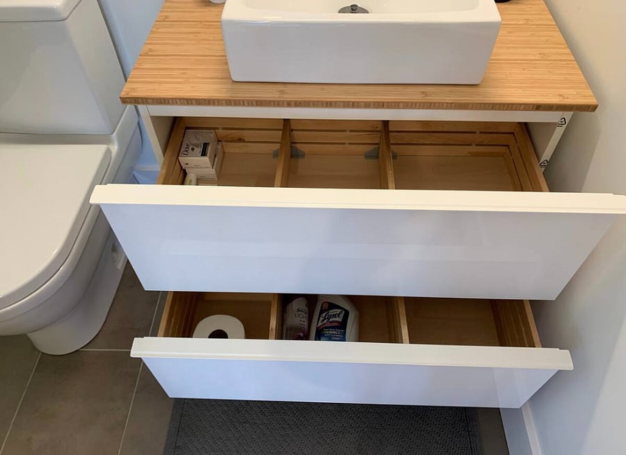 Bathroom with towels, shampoo, conditioner, and other hygiene amenities.