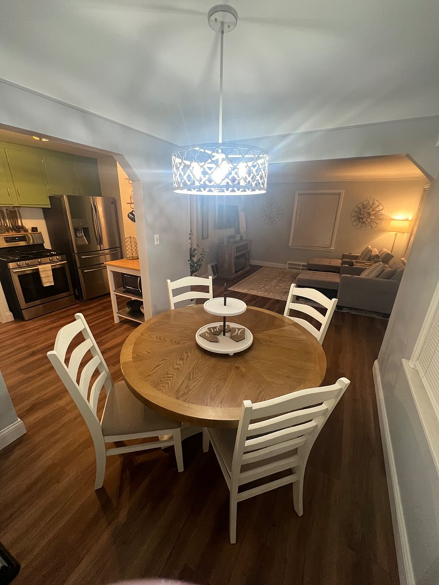 dining room off kitchen that feeds into living room