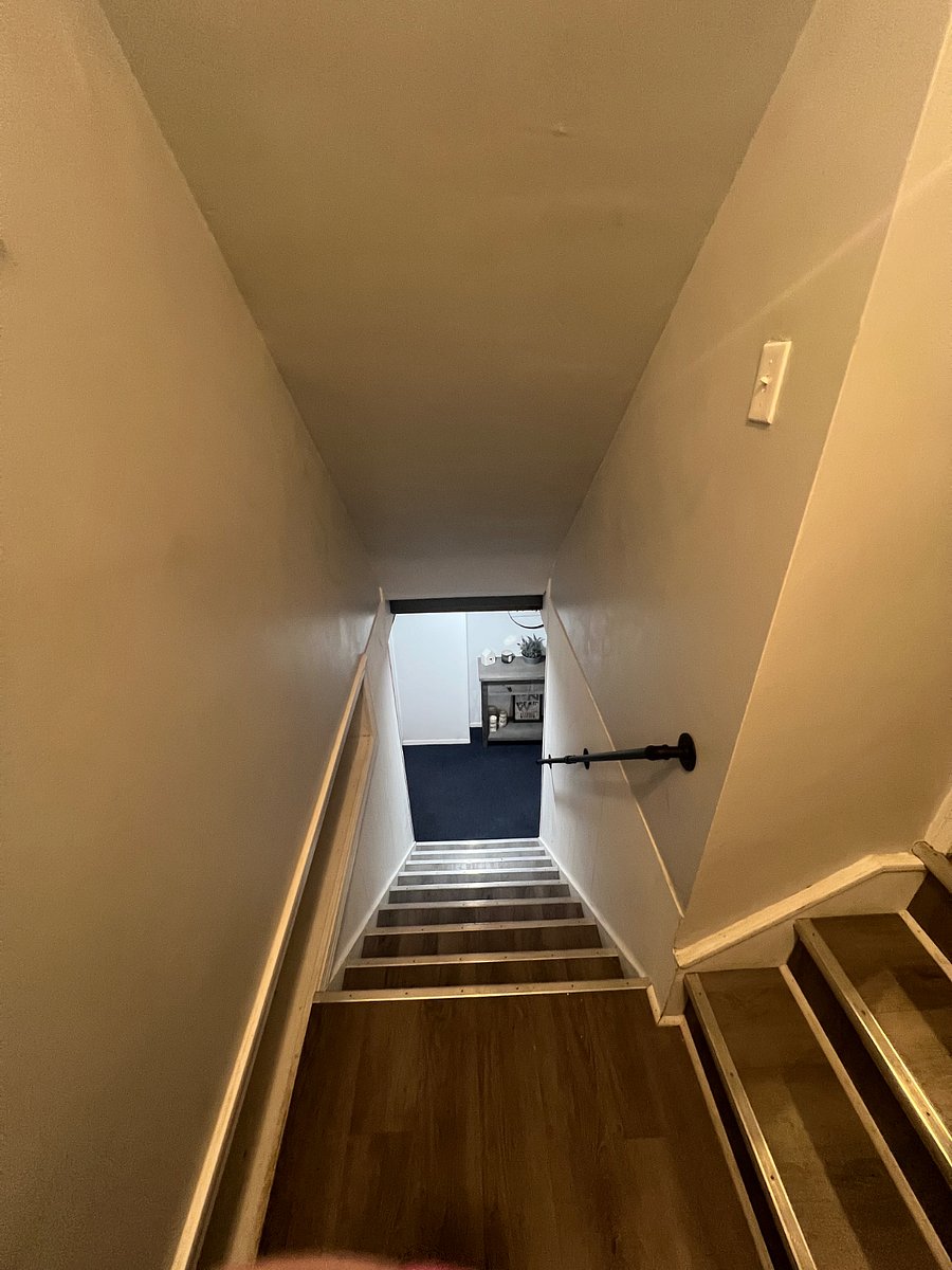 entry way from side door that leads into kitchen and basement