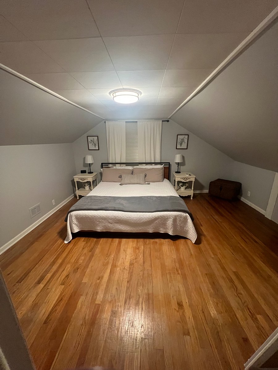 main bedroom in bungalow ( King bed)