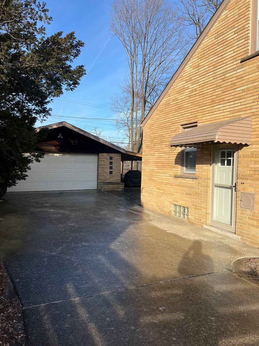 Side door entry with two car garage