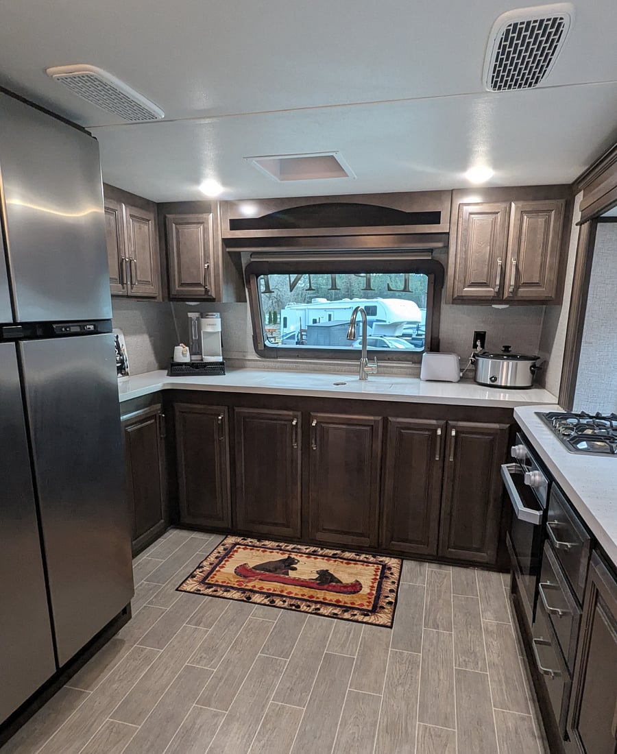 nice big front kitchen window