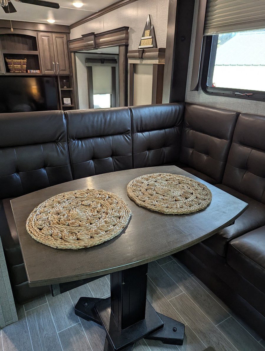 dinette area and good place for laptop