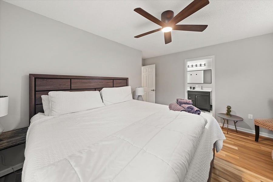 King Sized Bed Ensuite Bath