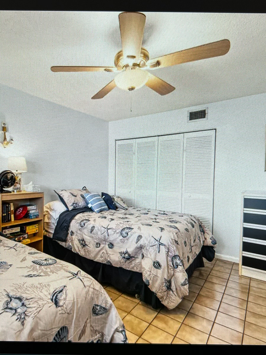 Two double size beds - Full Closet - TV. Bright and light. 2 Dresser drawers / night stand.