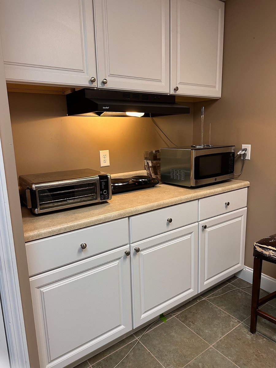 toaster, hot plate and microwave with stove vent