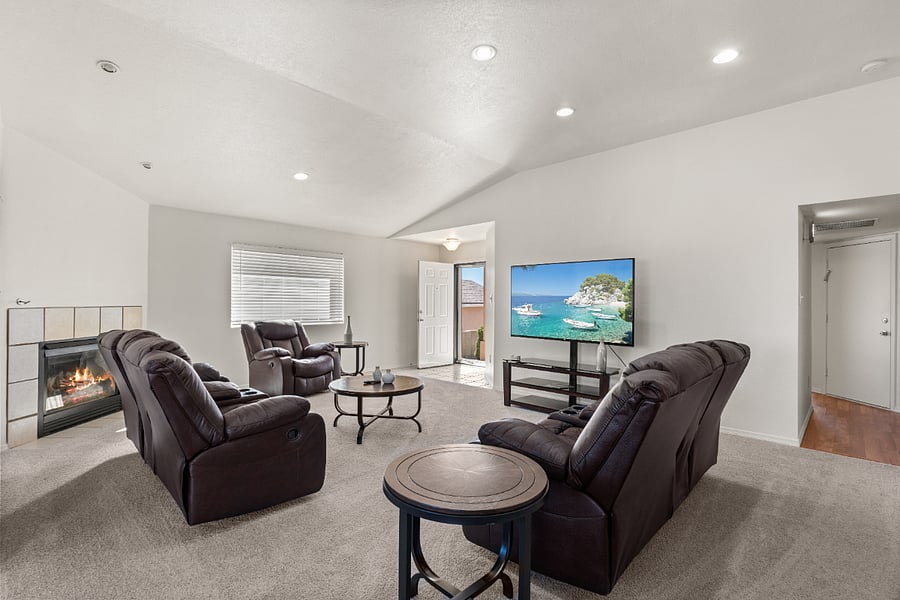 Large living Rm with 75 inch smartTv