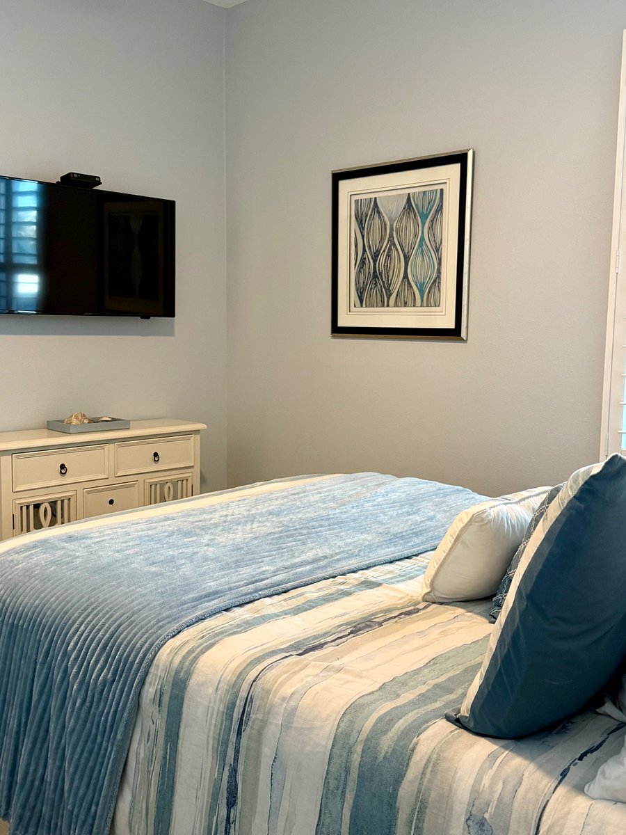 2nd bedroom, with smart tv