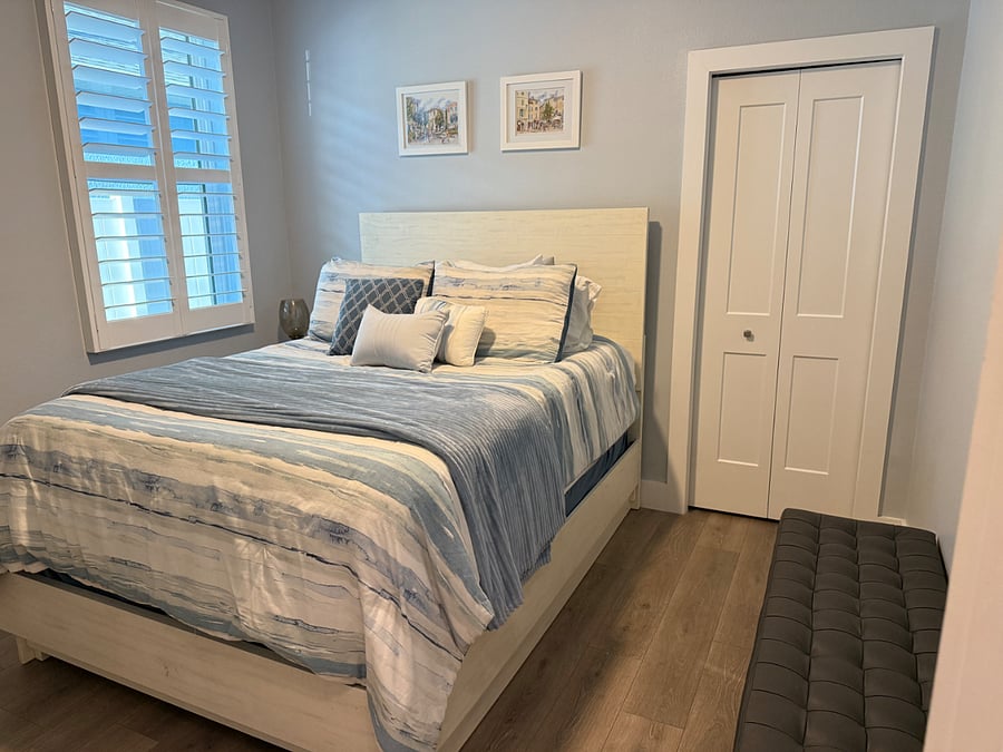 Guest bedroom with queen sized bed