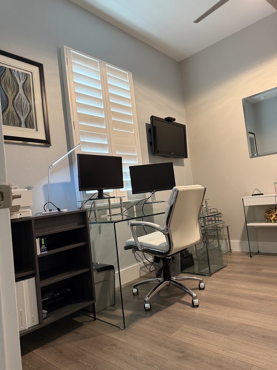 Office/Workspace with smart tv