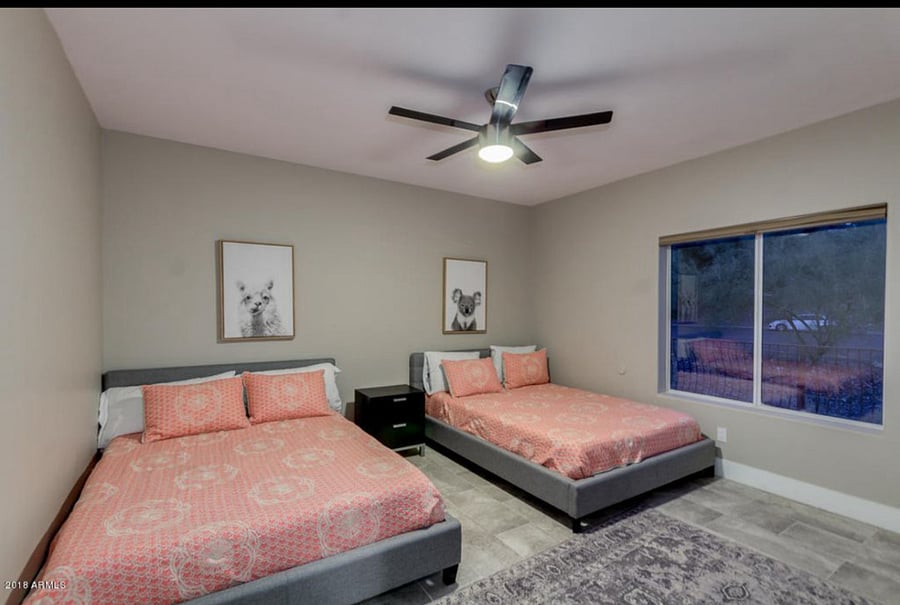 2 queeen beds on the second level