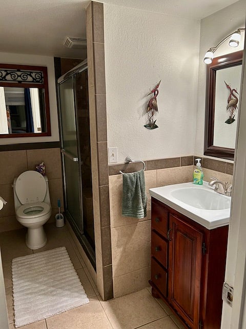 Back bedroom bathroom.