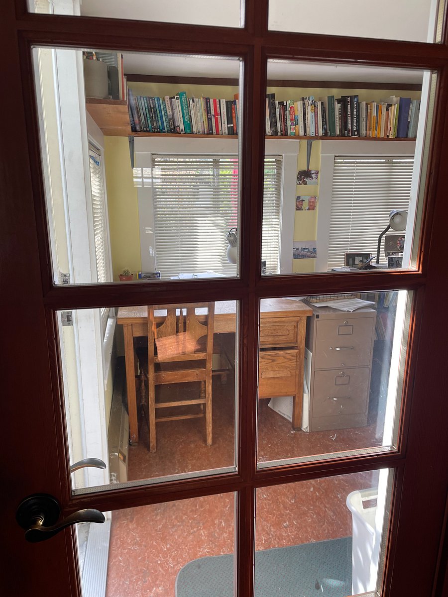 Small office off of kitchen that looks into back yard. Lots of afternoon sun!