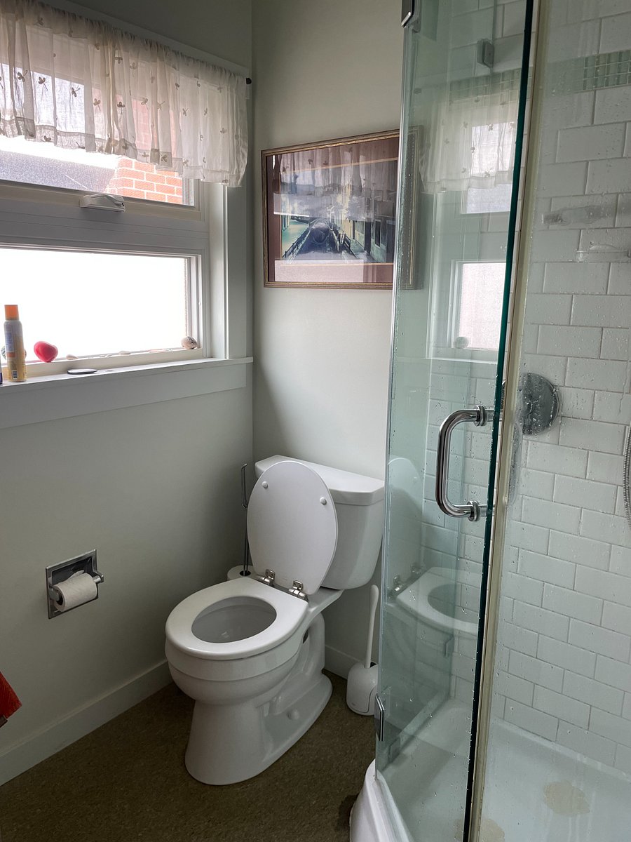 Bathroom.
Sorry...no bathtub