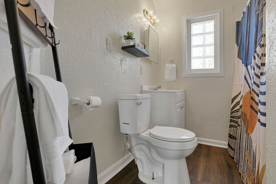 The upstairs full bath.