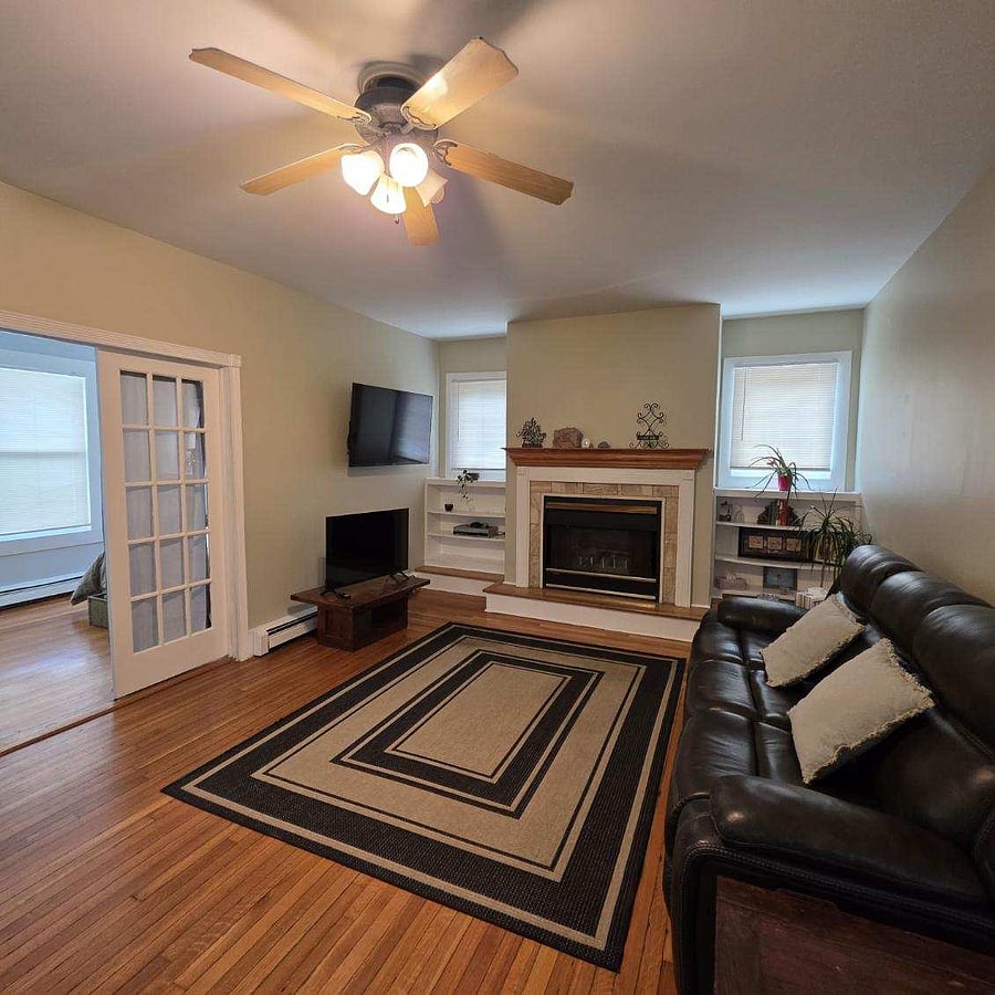 Spacious & cozy living room area