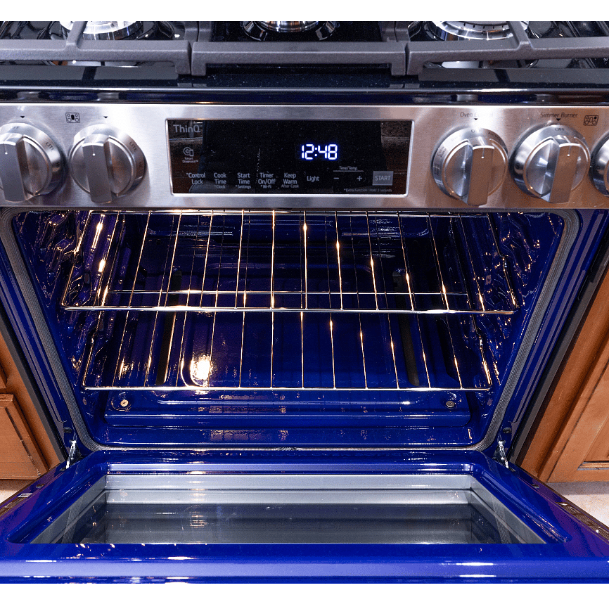 Brand new stove ready for aall your cooking needs!