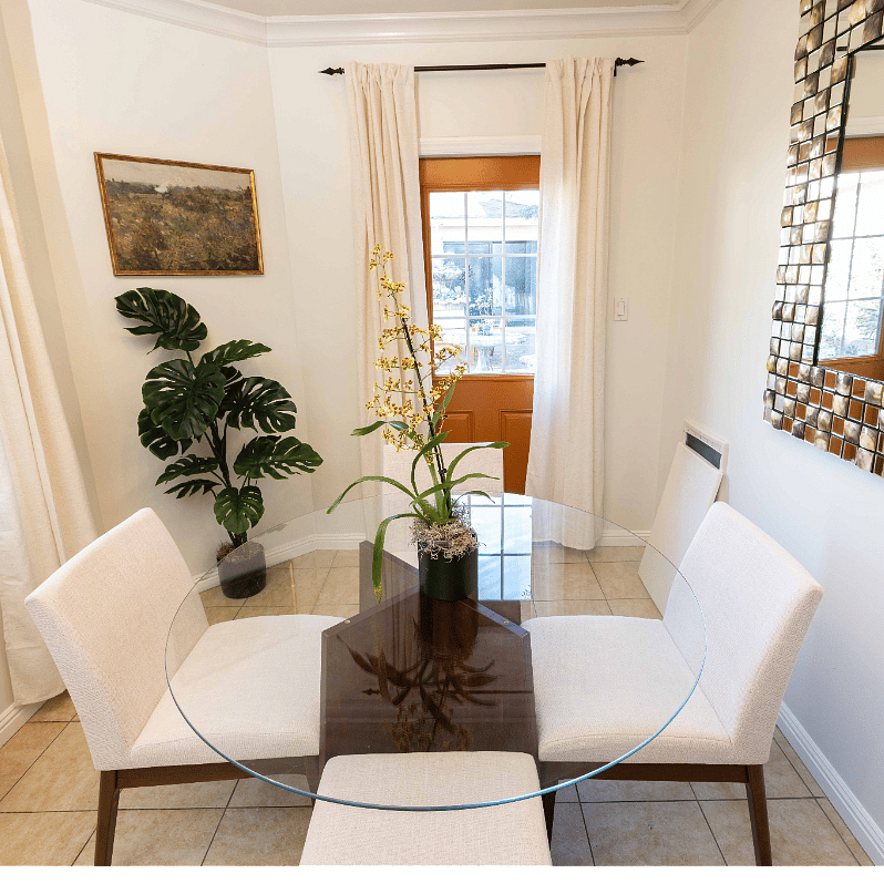Cozy and inviting dining space 