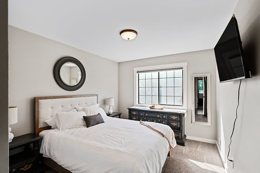 Upstairs bedroom with Queen
