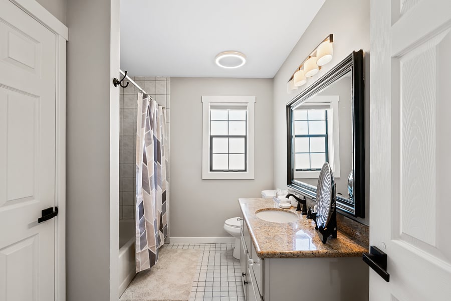 Upstairs 2nd Full bath
