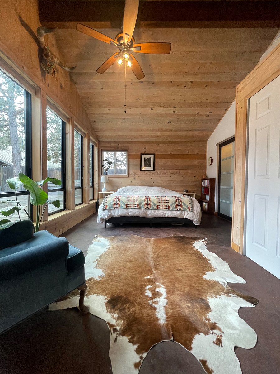 Master bedroom - King bed