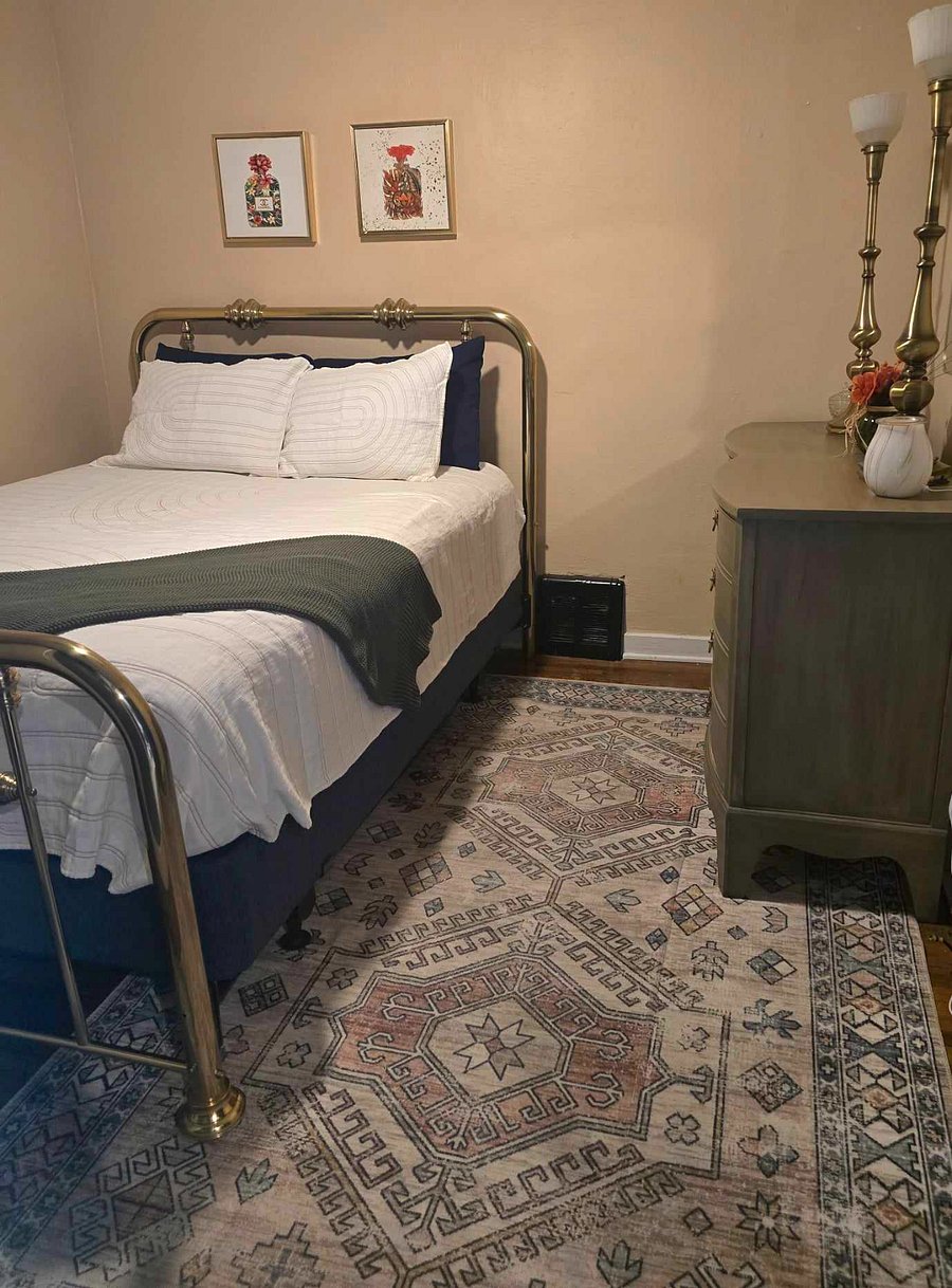 Bedroom 2, queen bed