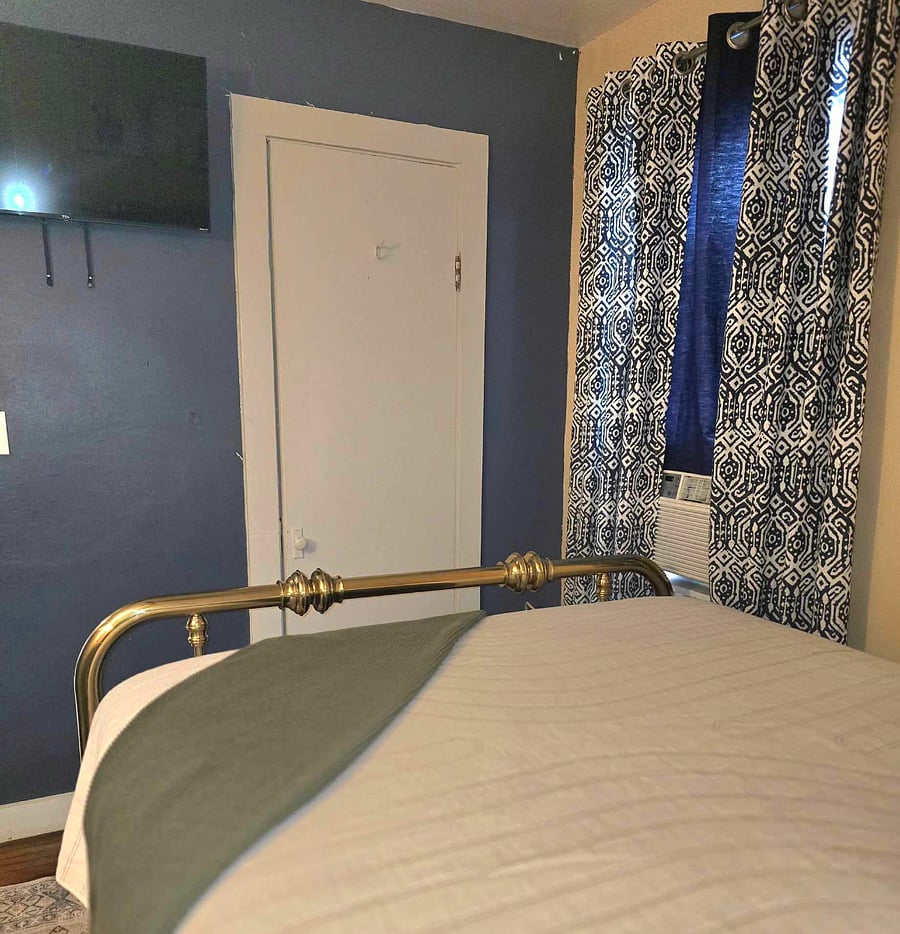 Bedroom 2, closet & TV