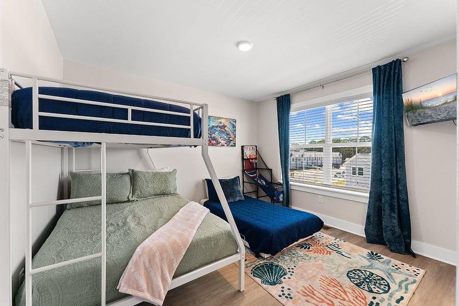 Second upstairs suite with private bathroomperfect for professionals sharing the home