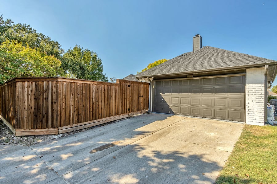 2-car rear entry garage, on a corner lot with easy in and out access from the side road. Newly painted poly floor and newly painted exterior and interior. Remotes for garage,