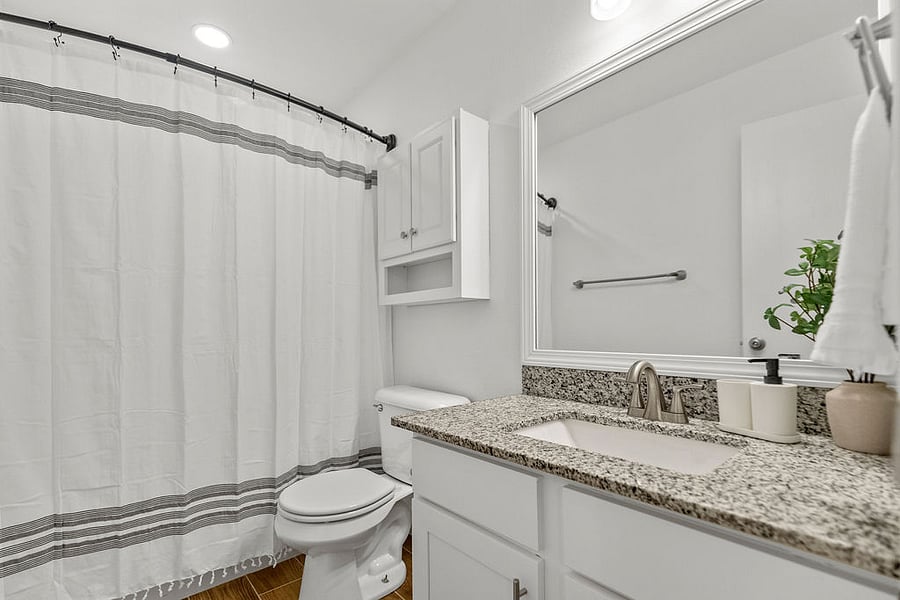 Full bath connected to primary bedroom