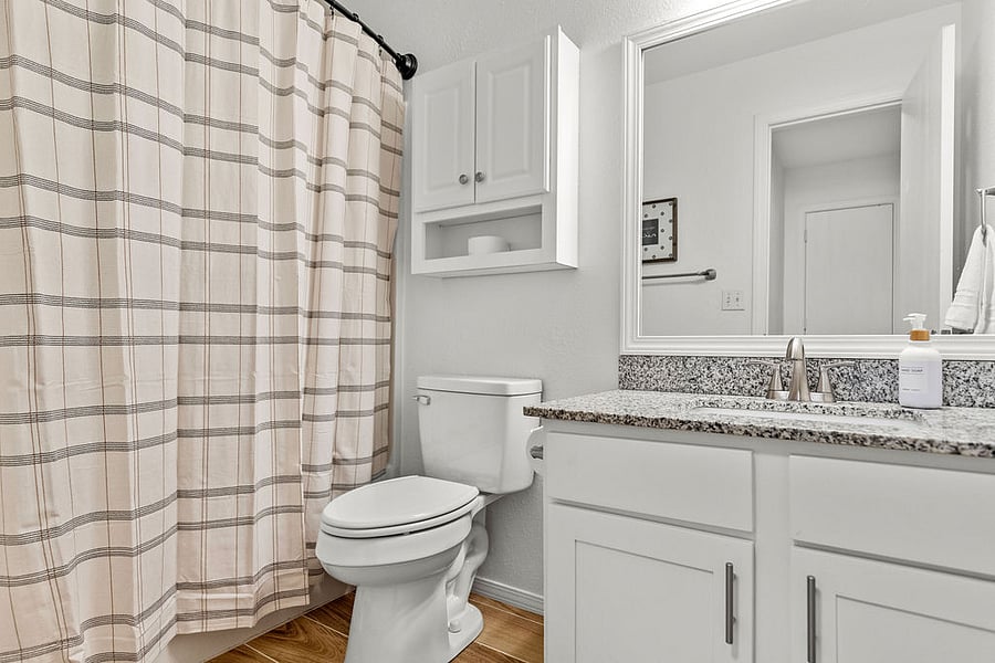 Full hallway bath (guest bath)