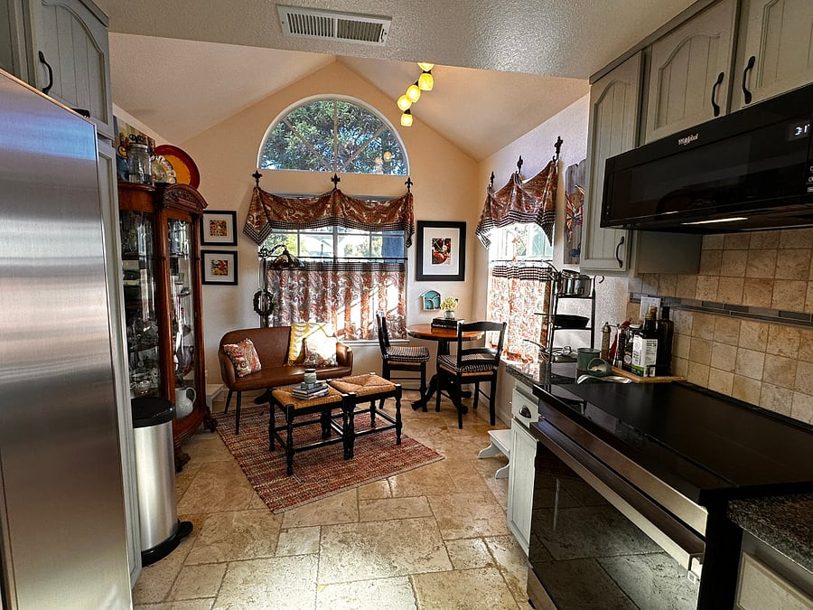 Kitchen & in-kitchen seating