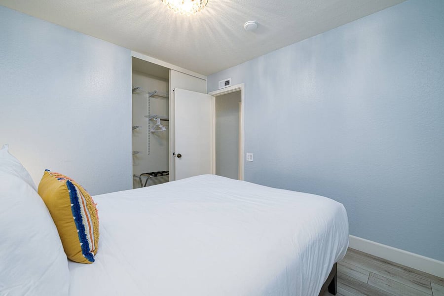 Queen bed in bedroom#4
